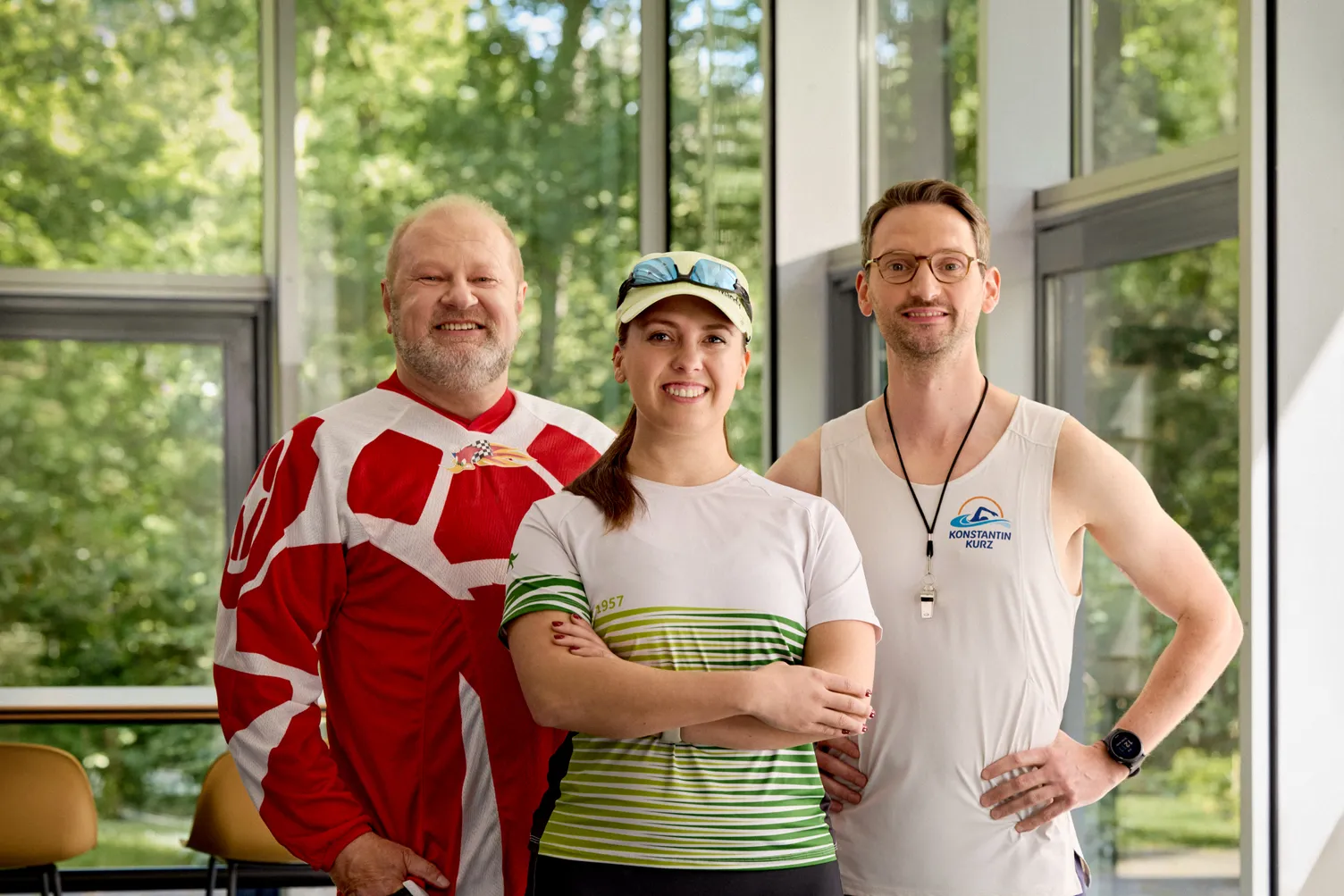 Gruppenfoto von Matthias Peter in Motorradjacke, Mandy Stritzke in Ruder-Outfit und Konstantin Kurz mit Trillerpfeife