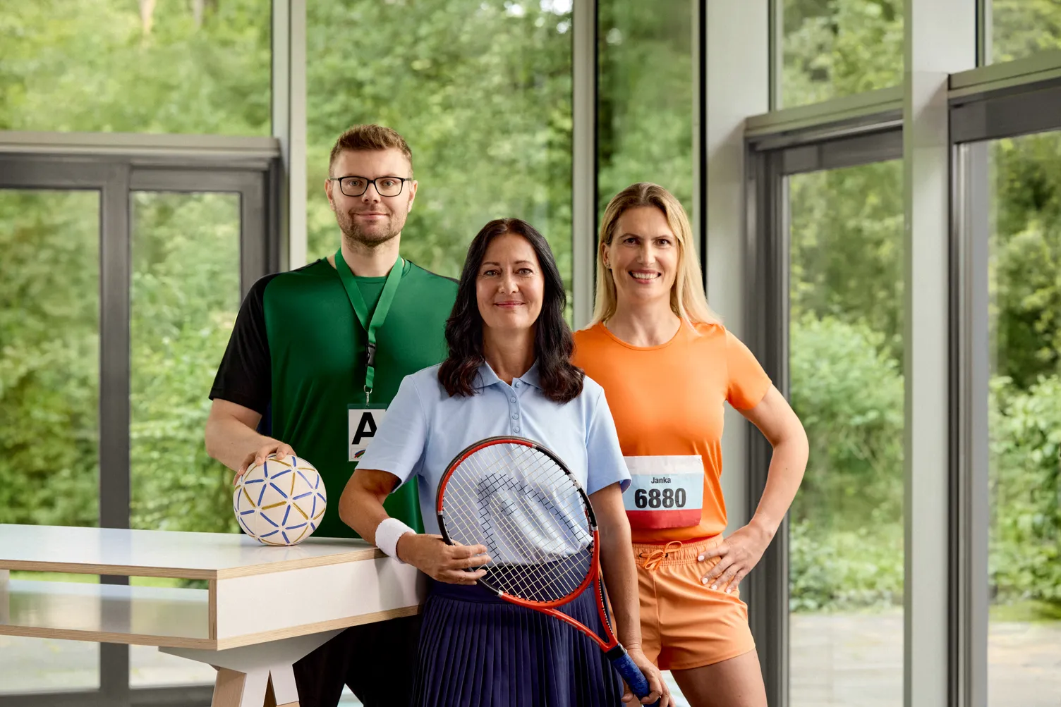 Gruppenfoto von Florian Sieber mit Handball, Nicole Schwind mit Tennisschläger und Janka König mit Lauf-Kleidung
